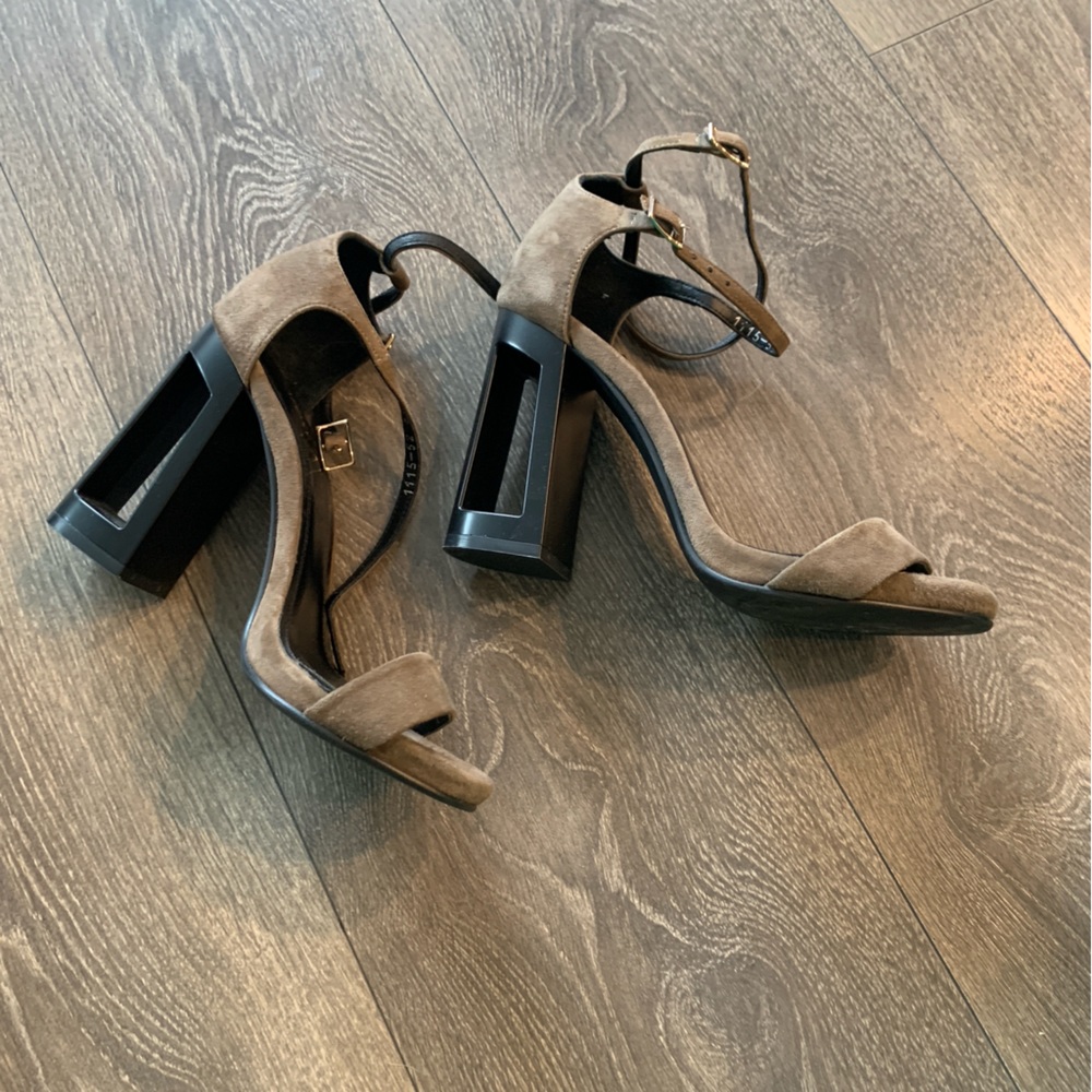 37euro, 7 us❤️ leather nude high heels sandals